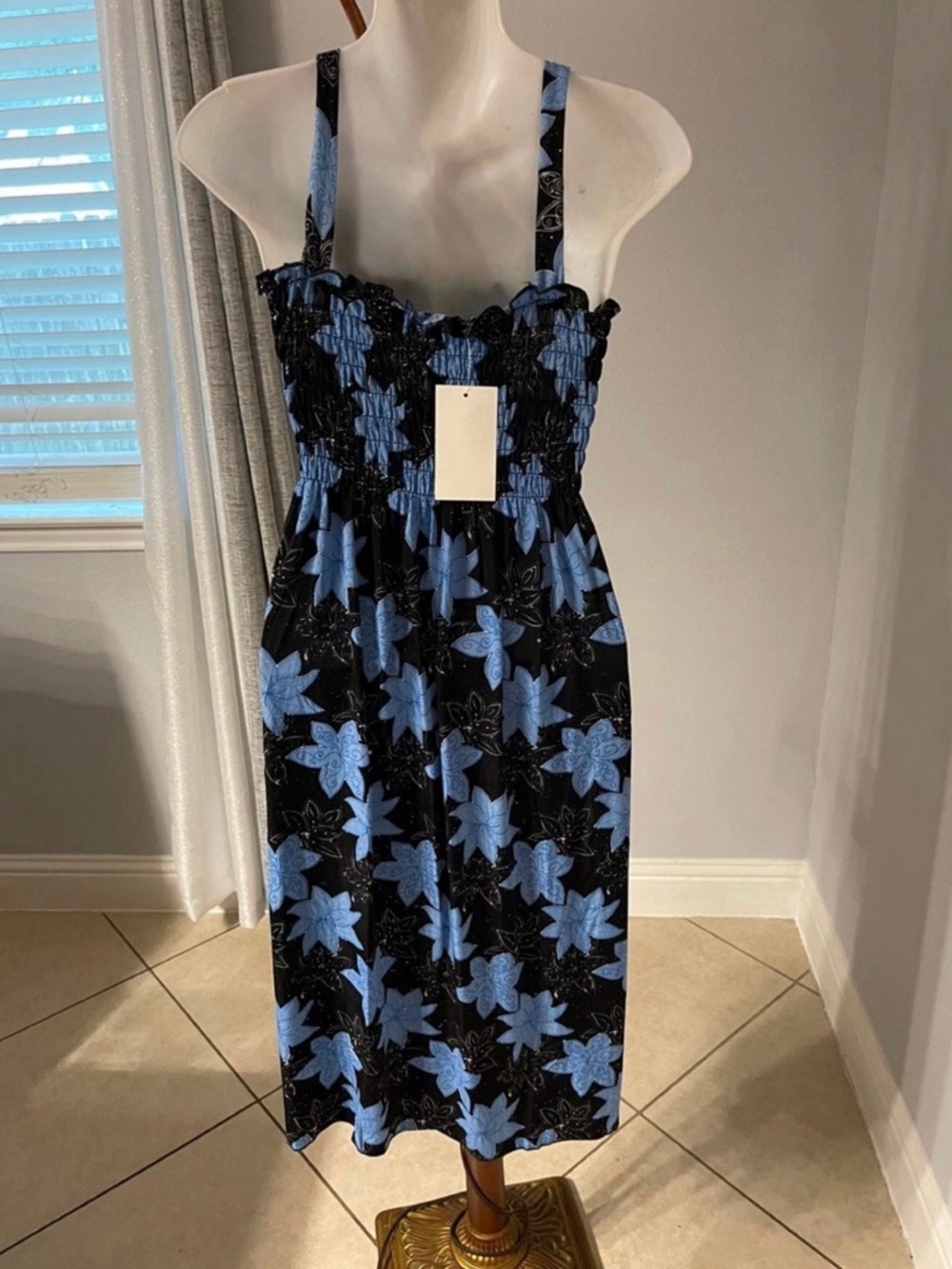 New Women’s mini floral dress size XL
Size 14-16 fit
Stretchy sparkly dress - Picture 7 of 8